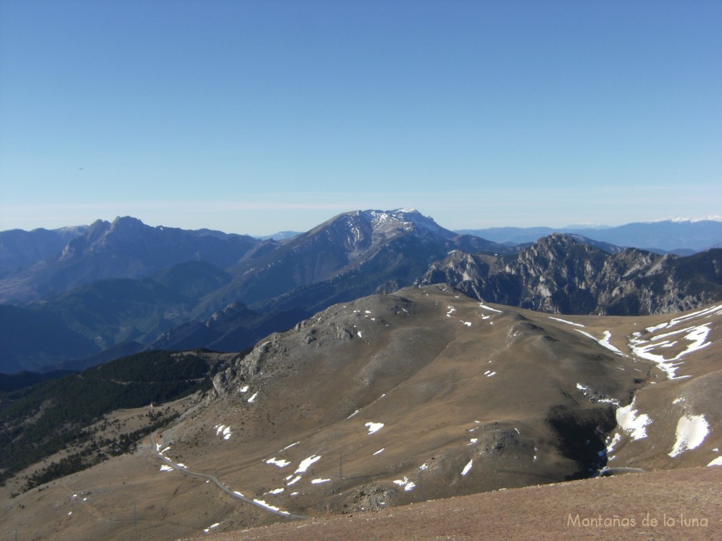 A la izquierda el Pedraforca, en el centro la Sierra del Cadí y a la derecha las Penyes Altes de Moixeró